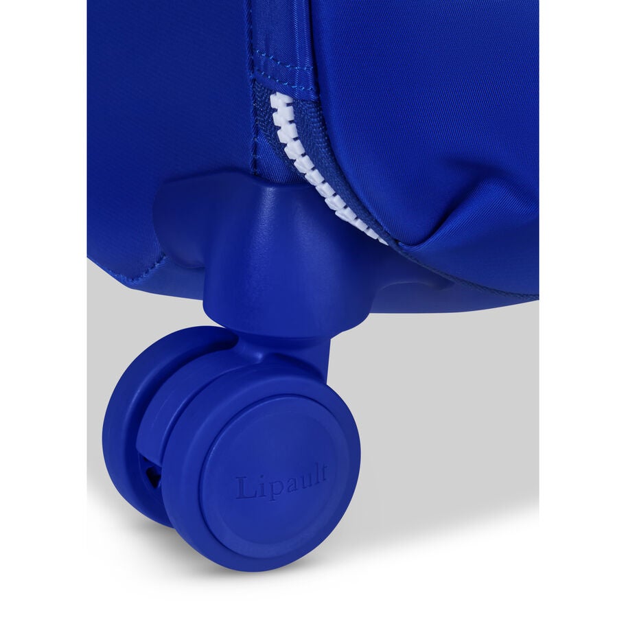 Plume Layover in Mykonos Cabin in the color Magnetic Blue. image number 6