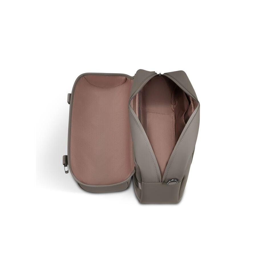 Lost In Berlin Exile Messenger Bag in the color Ash Stone. image number 3