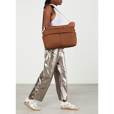 Lost In Berlin 24H Bag in the color Nutsy Nut.
