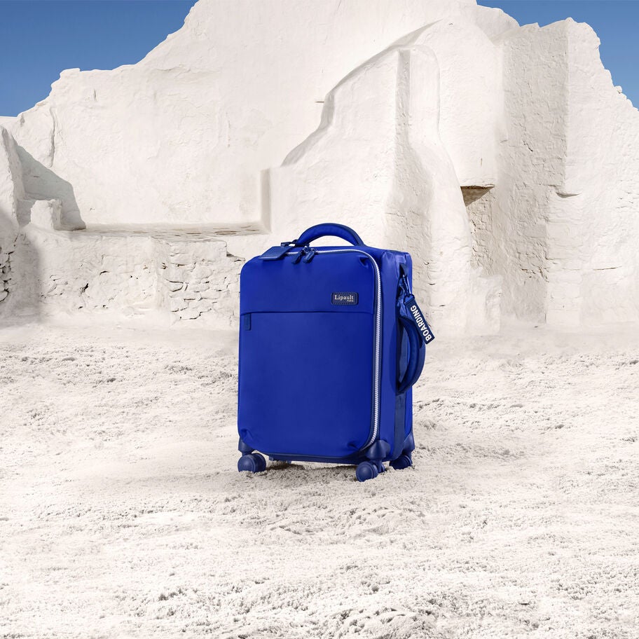 Plume Layover in Mykonos Cabin in the color Magnetic Blue. image number 8