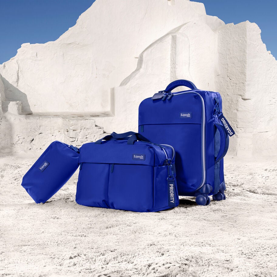 Plume Layover in Mykonos Toiletry Kit in the color Magnetic Blue. image number 3