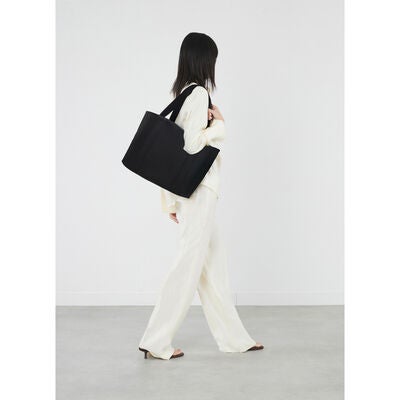 Lost In Berlin Carry-Away in the color Black.