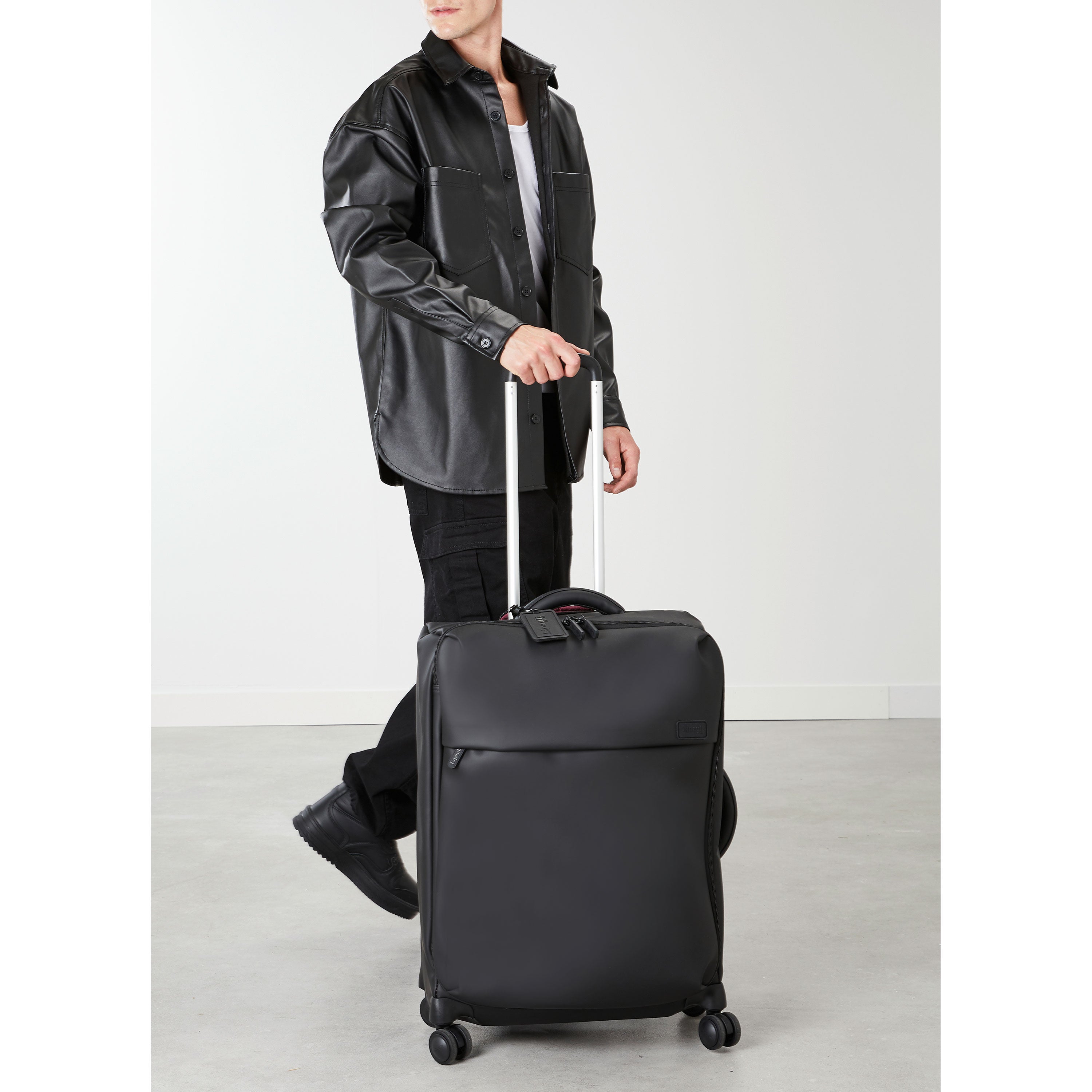 Lost In Berlin Medium Trip Packing Case in the color Black. image number 7