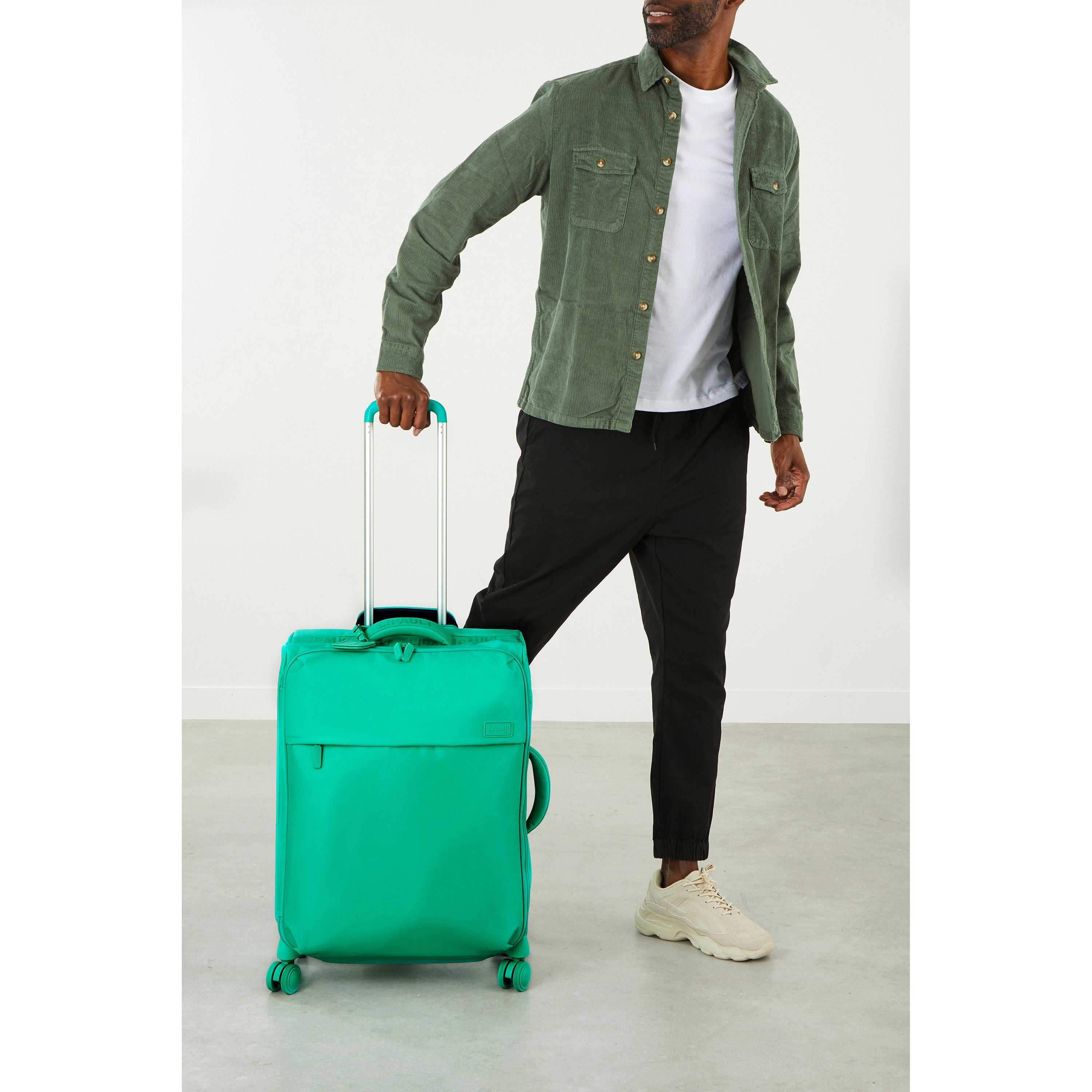 Plume Medium Trip Packing Case in the color Fizzy Mint. image number 6