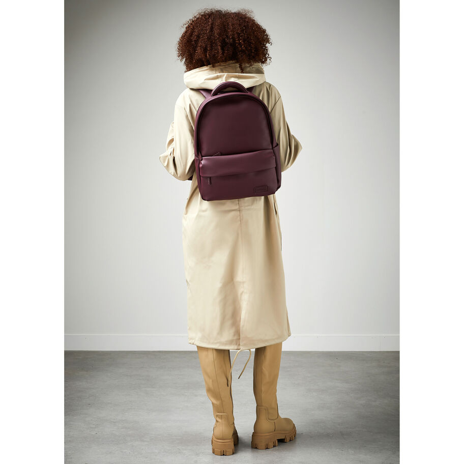 Lost In Berlin Backpack in the color Bordeaux. image number 5