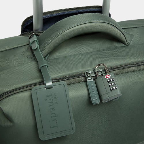 Up close shot of the removable TSA padlock that comes with the Plume spinners.